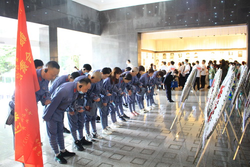 3学员在井冈山烈士陵园敬献花圈.jpg
