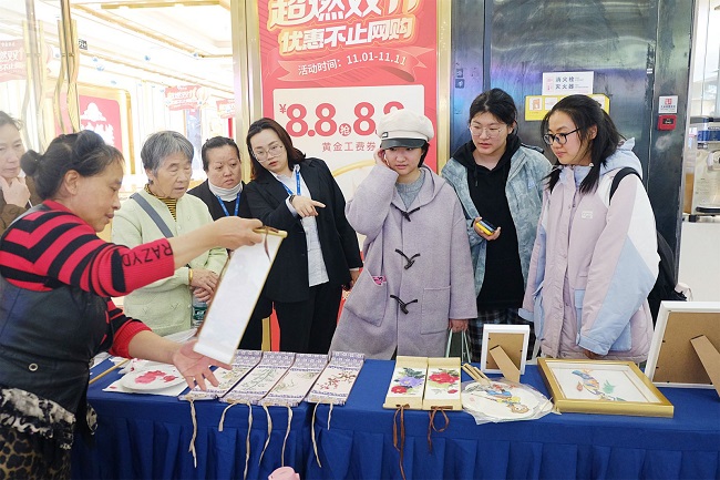 群众咨询照片.jpg