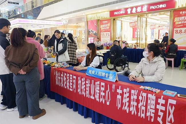 招聘会照片.jpg