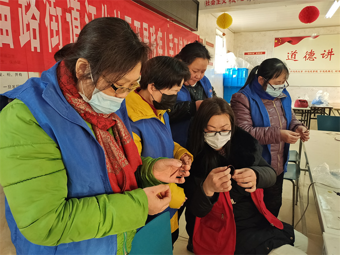 6、组织辖区残疾人开展毛绒玩具制作培训。.jpg